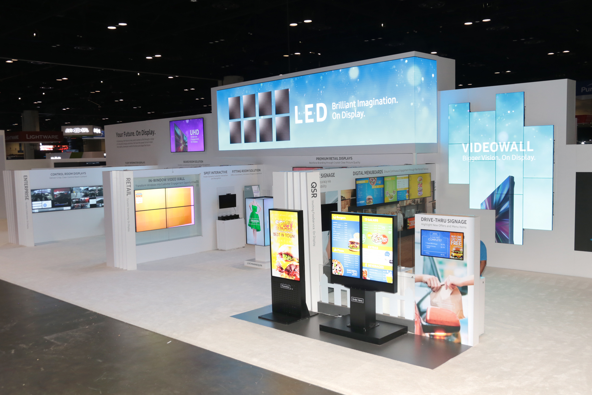 Ekrany DOOH Samsung – Innowacyjna Reklama Zewnętrzna dla Twojego Biznesu